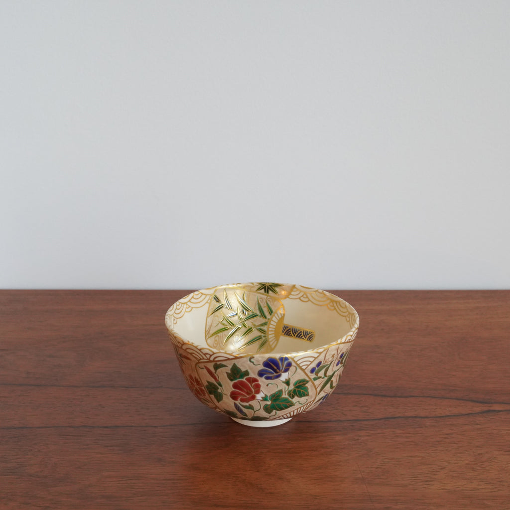 Bol à thé  – décor d’éventail fleuri, peint en couleurs