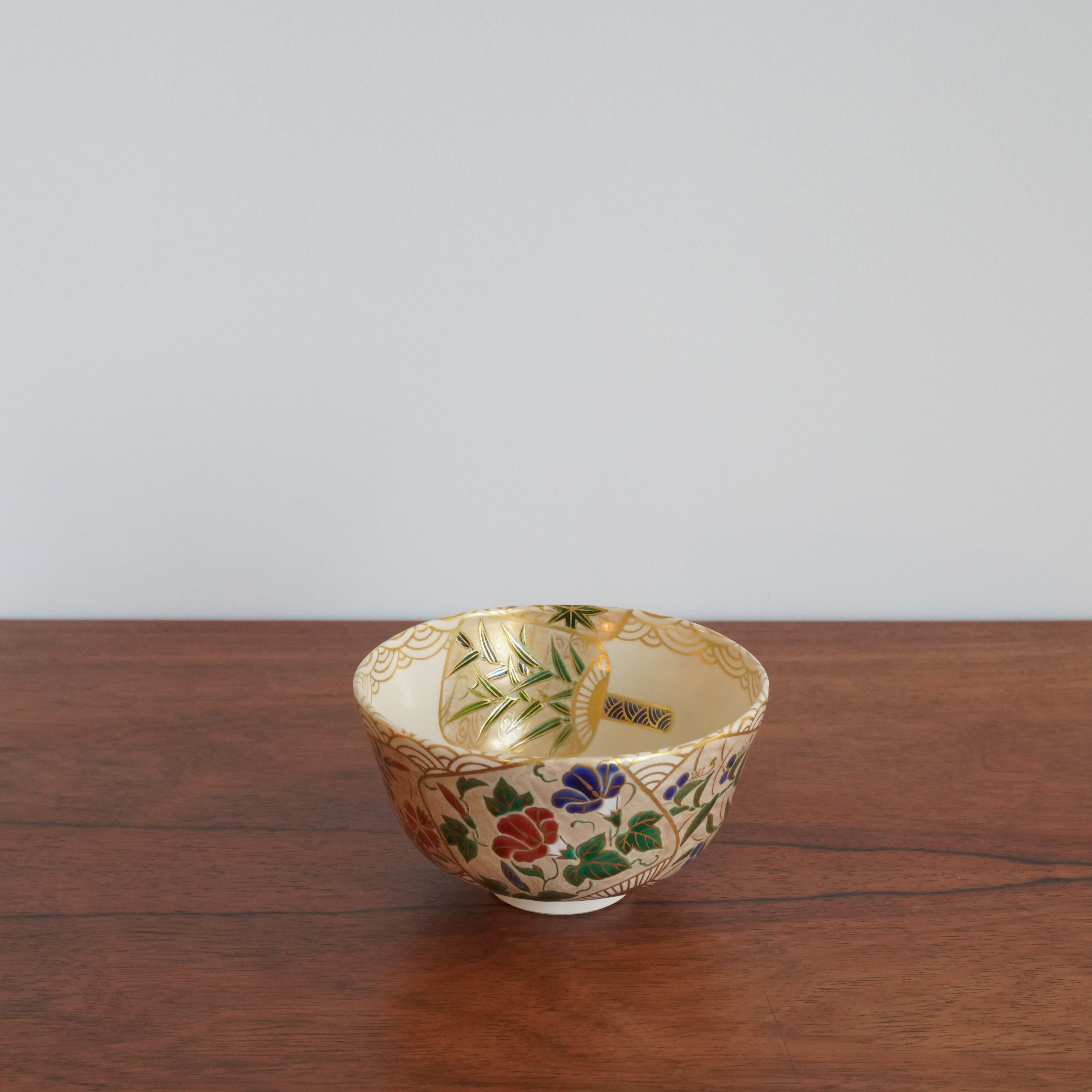 Bol à thé  – décor d’éventail fleuri, peint en couleurs