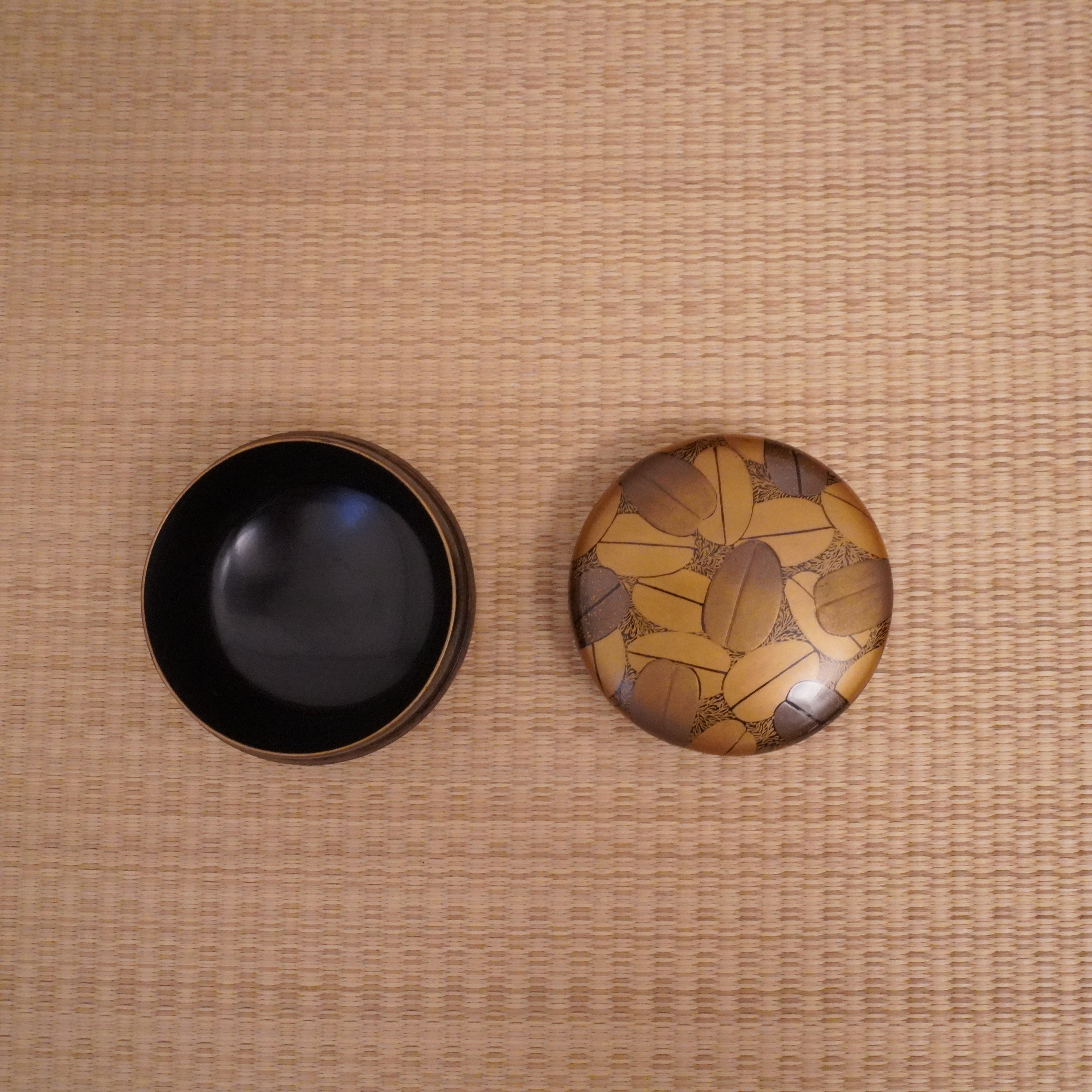 Natsume plat - motif de feuilles