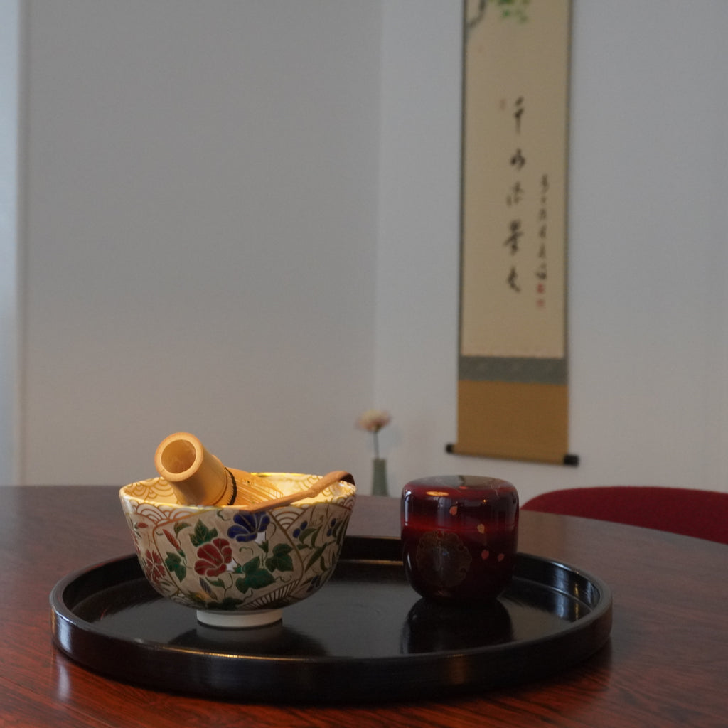 Bol à thé  – décor d’éventail fleuri, peint en couleurs