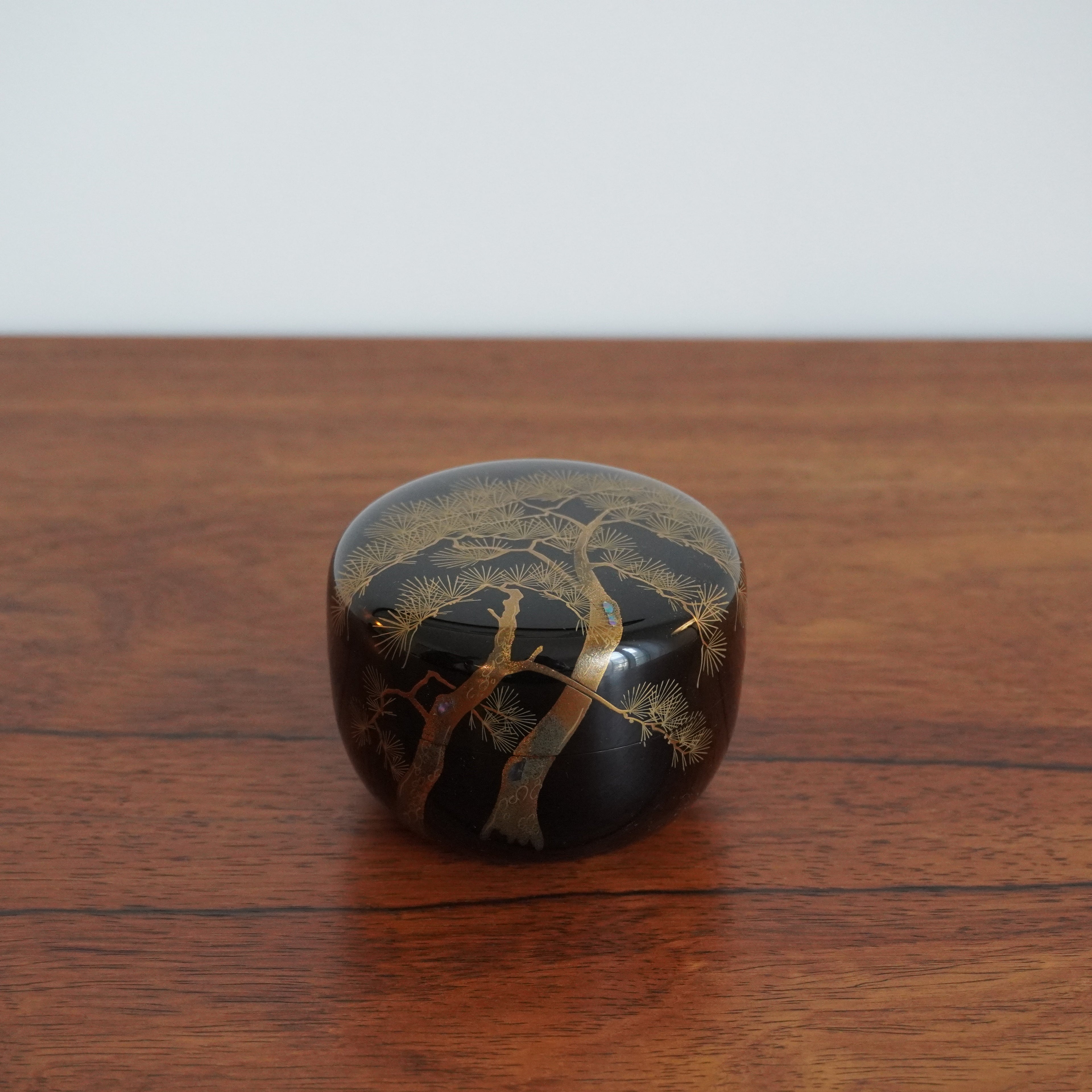 Natsume hira – motif de pin