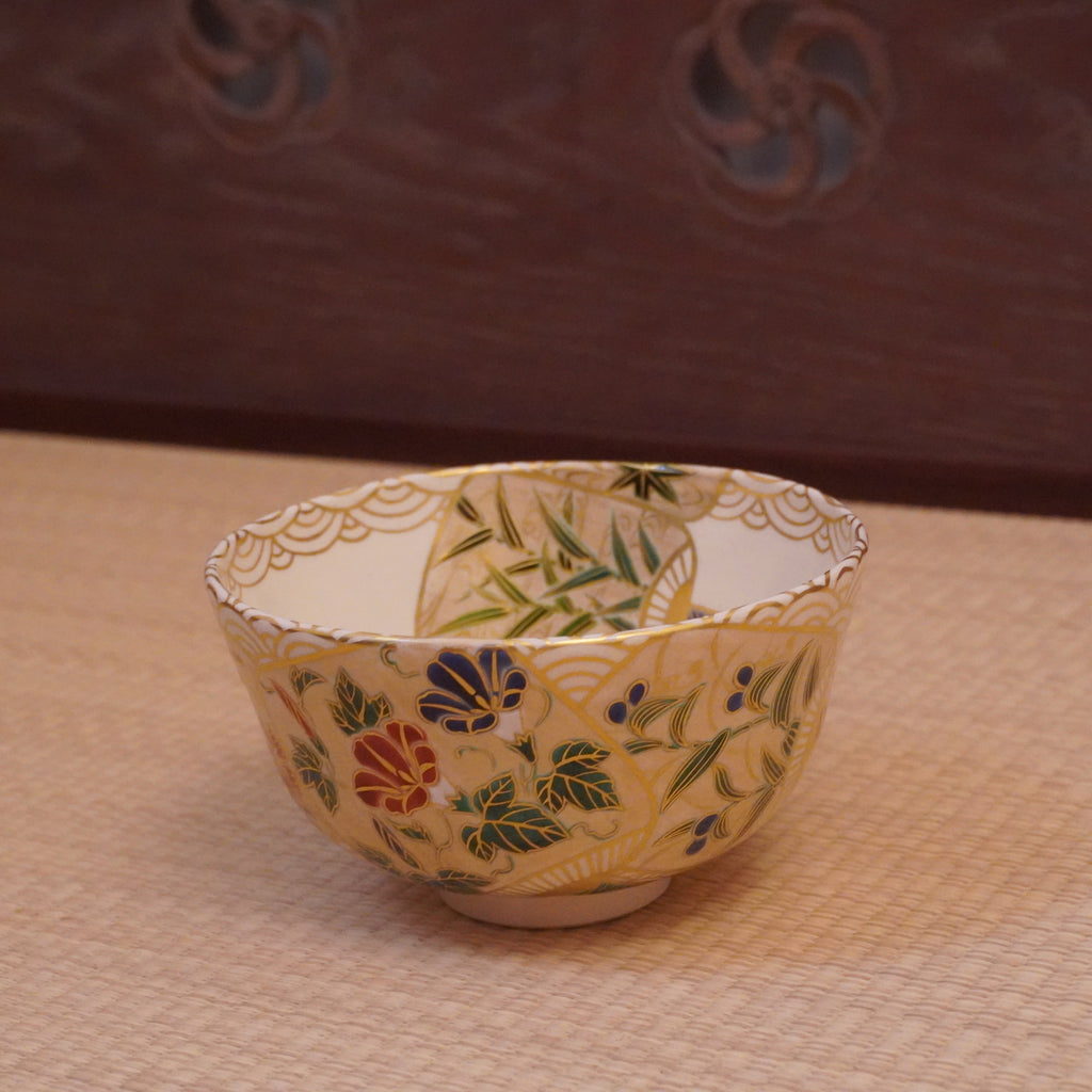 Bol à thé  – décor d’éventail fleuri, peint en couleurs