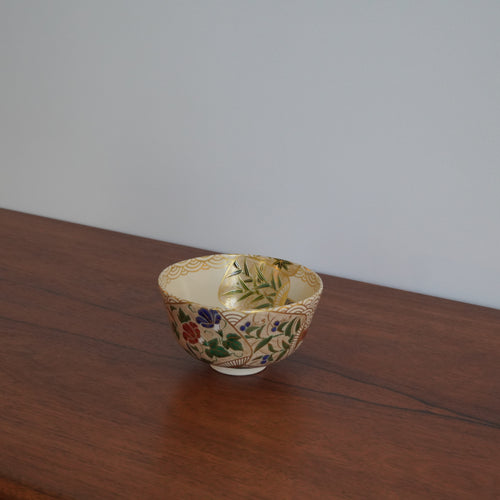 Bol à thé  – décor d’éventail fleuri, peint en couleurs